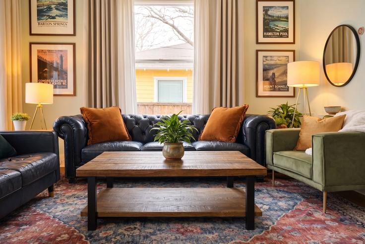Elegant gestaltetes Wohnzimmer mit moderner Einrichtung in einer Wohnung im Building Willow Street - east-austin-stays - 1579526 in Austin, Austin