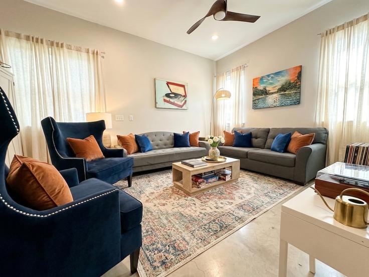 Elegant gestaltetes Wohnzimmer mit moderner Einrichtung in einer Wohnung im Building Chicon Street - east-austin-stays - 1579531 in Austin, Austin