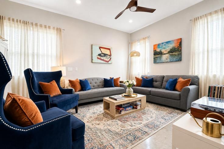 Elegant gestaltetes Wohnzimmer mit moderner Einrichtung in einer Wohnung im Building Chicon Street - east-austin-stays - 1579531 in Austin, Austin