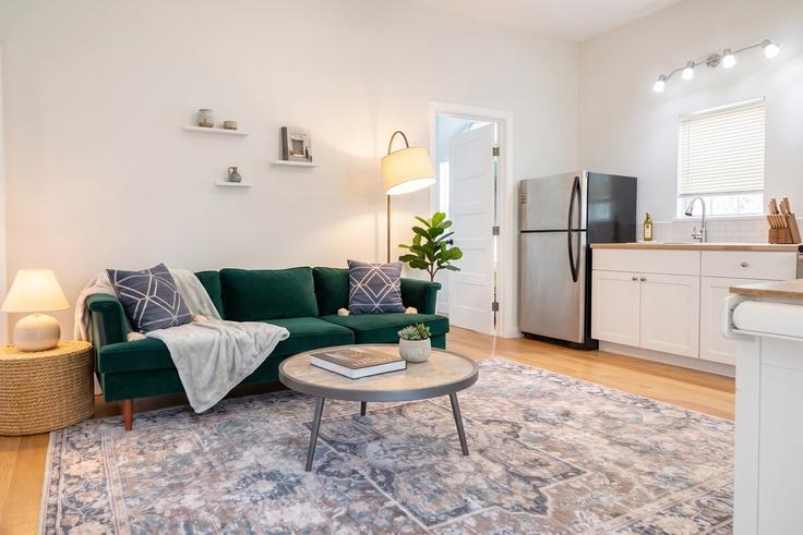 Elegant gestaltetes Wohnzimmer mit moderner Einrichtung in einer Wohnung im Building Bengston Street - east-austin-stays - 1579533 in Austin, Austin