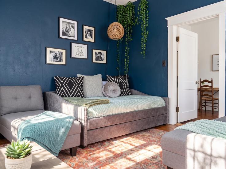 Building Willow Street - east-austin-stays - 1579530 adresindeki bir dairede modern mobilyalarla zarif bir şekilde tasarlanmış oturma odası Austin, Austin