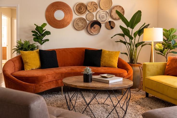 Elegant gestaltetes Wohnzimmer mit moderner Einrichtung in einer Wohnung im Building Bengston Street - east-austin-stays - 1579527 in Austin, Austin