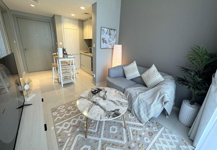 Building Al A'amal Street - easy-go-vacation-homes-rental-llc - 1286495 - DXB adresindeki bir dairede modern mobilyalarla zarif bir şekilde tasarlanmış oturma odası Business Bay, Dubai Building Al A'amal Street - easy-go-vacation-homes-rental-llc - 1286495 - DXB adresindeki bir dairede modern mobilyalarla zarif bir şekilde tasarlanmış oturma odası Business Bay, Dubai
