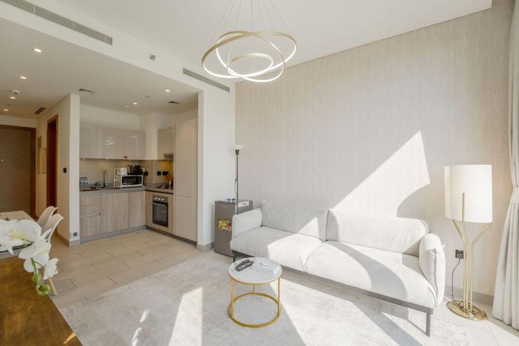 Elegante sala de estar con mobiliario moderno en un apartamento en Building Tariaq Bedon Esm - easy-go-vacation-homes-rental-llc - 1286469 - DXB en Nad Al Sheba, Dubai Elegante sala de estar con mobiliario moderno en un apartamento en Building Tariaq Bedon Esm - easy-go-vacation-homes-rental-llc - 1286469 - DXB en Nad Al Sheba, Dubai