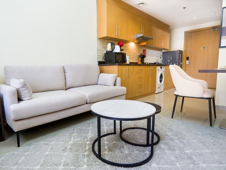 Arjan-Dubailand, Dubai에 위치한 Building Tariaq Bedon Esm - easy-go-vacation-homes-rental-llc - 1286496 - DXB 아파트의 세련된 인테리어가 돋보이는 거실
