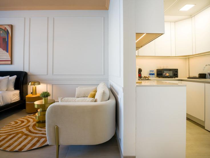 Jumeirah Village, Dubai에 위치한 Building Street 10 - easy-go-vacation-homes-rental-llc - 1286476 - DXB 아파트의 세련된 인테리어가 돋보이는 거실