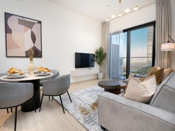 Sala de estar elegantemente projetada com móveis modernos em um apartamento no Building Al Khail Road - easy-go-vacation-homes-rental-llc - 1286463 - DXB em Jumeirah Village, Dubai Sala de estar elegantemente projetada com móveis modernos em um apartamento no Building Al Khail Road - easy-go-vacation-homes-rental-llc - 1286463 - DXB em Jumeirah Village, Dubai