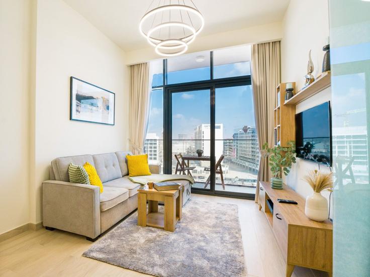 Dubai Nad Al ShebaのBuilding Tariaq Bedon Esm - easy-go-vacation-homes-rental-llc - 1286510 - DXBのアパートメントにある、モダンな家具を備えたエレガントなデザインのリビングルーム Dubai Nad Al ShebaのBuilding Tariaq Bedon Esm - easy-go-vacation-homes-rental-llc - 1286510 - DXBのアパートメントにある、モダンな家具を備えたエレガントなデザインのリビングルーム