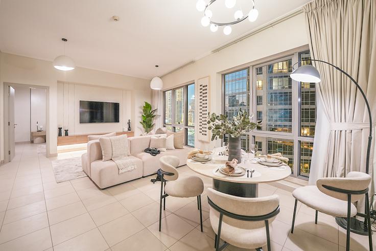 Sala de estar elegantemente projetada com móveis modernos em um apartamento no Building Burj Khalifa Boulevard - easy-go-vacation-homes-rental-llc - 1286493 - DXB em Downtown Dubai, Dubai