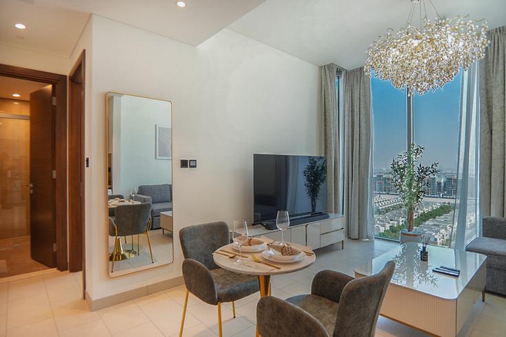 Sala de estar elegantemente projetada com móveis modernos em um apartamento no Building Tariaq Bedon Esm - easy-go-vacation-homes-rental-llc - 1286517 - DXB em Nad Al Sheba, Dubai