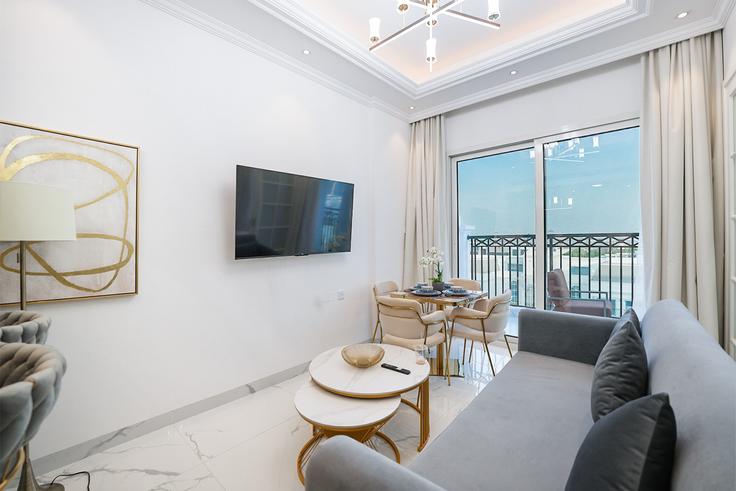 Salle de séjour élégante avec mobilier moderne dans un appartement à Building Tariaq Bedon Esm - easy-go-vacation-homes-rental-llc - 1286500 - DXB à Al Murar, Dubai