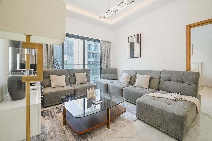 Elegante sala de estar con mobiliario moderno en un apartamento en Building Al Meydan Road - easy-go-vacation-homes-rental-llc - 1312623 - DXB en Nad Al Sheba, Dubai