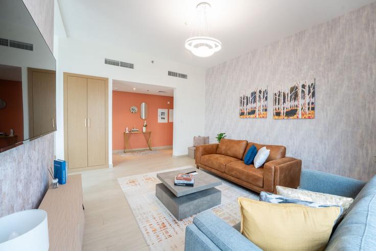 Sala de estar elegantemente projetada com móveis modernos em um apartamento no Building Tariaq Bedon Esm - easy-go-vacation-homes-rental-llc - 1339208 em Al Jadaf, Dubai