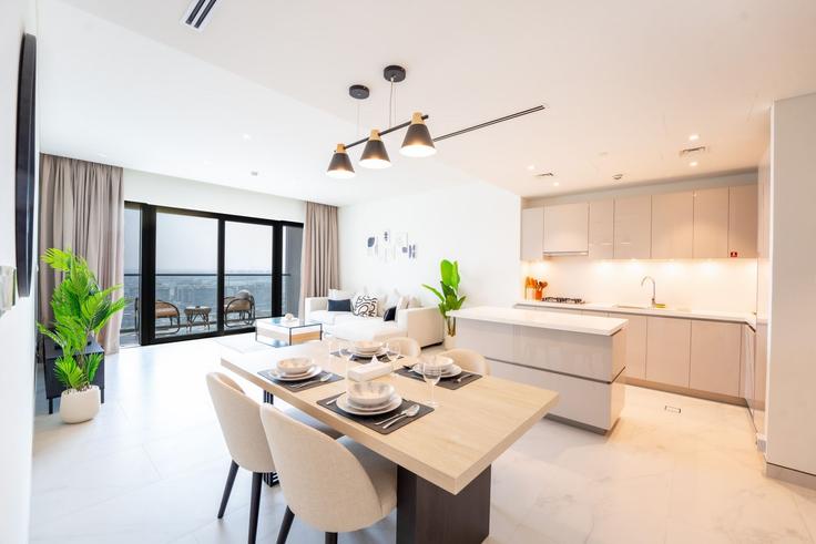 Elegante sala de estar con mobiliario moderno en un apartamento en Building Tariaq Bedon Esm - easy-go-vacation-homes-rental-llc - 1329107 en Nad Al Sheba, Dubai
