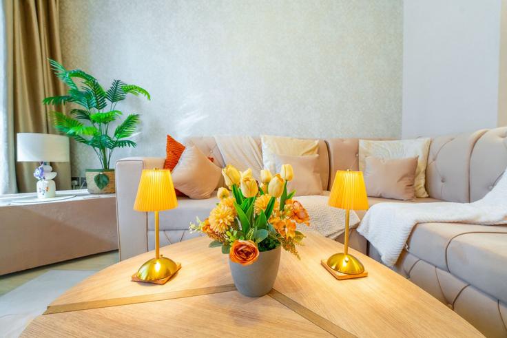 Elegant gestaltetes Wohnzimmer mit moderner Einrichtung in einer Wohnung im Building Tariaq Bedon Esm - easy-go-vacation-homes-rental-llc - 1347288 in Nad Al Sheba, Dubai