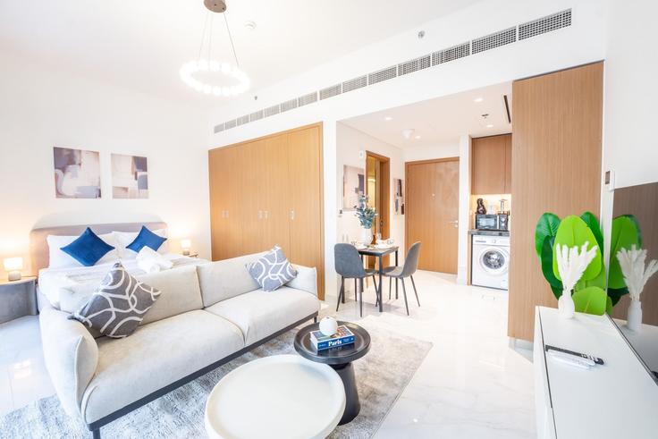 Sala de estar elegantemente projetada com móveis modernos em um apartamento no Building Tariaq Bedon Esm - easy-go-vacation-homes-rental-llc - 1346052 em Al Hebiah Second, Dubai