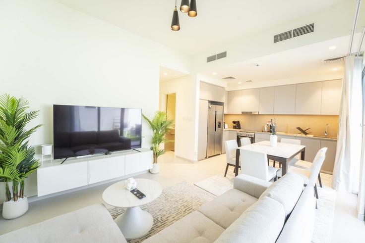 Salle de séjour élégante avec mobilier moderne dans un appartement à Building Tariaq Bedon Esm - easy-go-vacation-homes-rental-llc - 1462096 à Madinat Al Mataar, Dubai