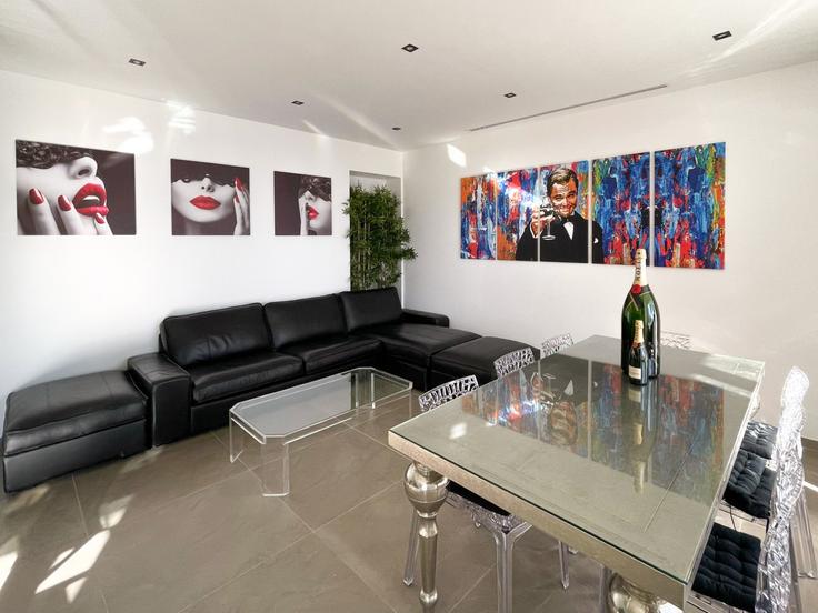 Elegante sala de estar con mobiliario moderno en un apartamento en Building Boulevard Jean Hibert - easybnb - 1048366 - PAR en Cannes, Cannes Elegante sala de estar con mobiliario moderno en un apartamento en Building Boulevard Jean Hibert - easybnb - 1048366 - PAR en Cannes, Cannes