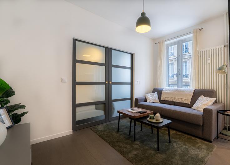Elegant gestaltetes Wohnzimmer mit moderner Einrichtung in einer Wohnung im Building Rue Cardinet - easybnb - 1318624 in 17th arrondissement, Paris
