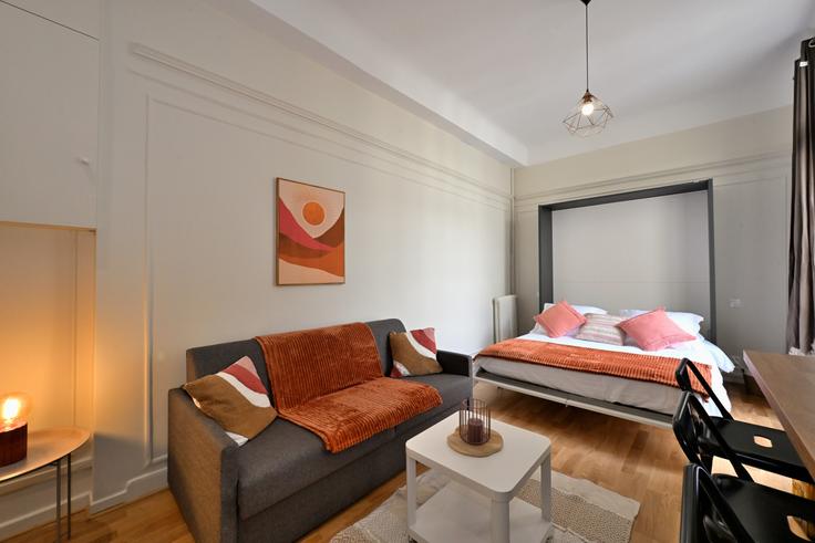 Elegante sala de estar con mobiliario moderno en un apartamento en Building Avenue des Champs-Élysées - easybnb - 1341028 en 8th arrondissement, Paris
