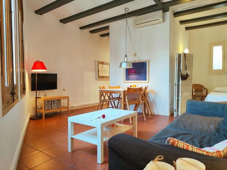 Elegant gestaltetes Wohnzimmer mit moderner Einrichtung in einer Wohnung im Building La Rambla - easyflat - 1251711 - BCN in Ciutat Vella, Barcelona Elegant gestaltetes Wohnzimmer mit moderner Einrichtung in einer Wohnung im Building La Rambla - easyflat - 1251711 - BCN in Ciutat Vella, Barcelona