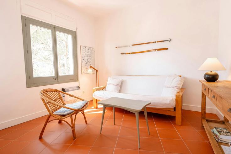 Tamariu TamariuのBuilding Carrer de Aigua Xelida - easyflat - 1251697 - MADのアパートメントにある、モダンな家具を備えたエレガントなデザインのリビングルーム Tamariu TamariuのBuilding Carrer de Aigua Xelida - easyflat - 1251697 - MADのアパートメントにある、モダンな家具を備えたエレガントなデザインのリビングルーム