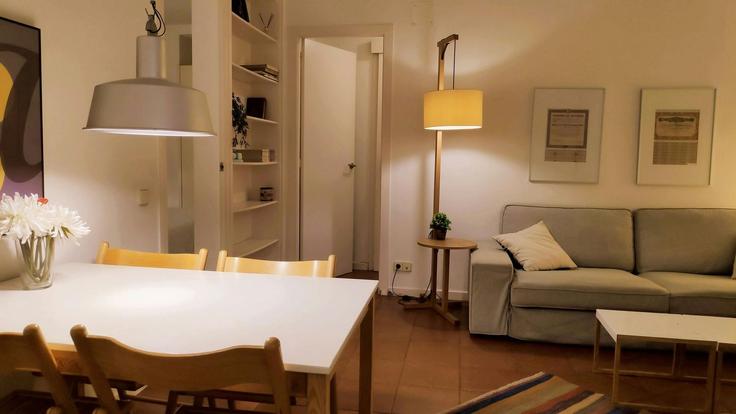 Elegant gestaltetes Wohnzimmer mit moderner Einrichtung in einer Wohnung im Building La Rambla - easyflat - 1251720 - BCN in Ciutat Vella, Barcelona Elegant gestaltetes Wohnzimmer mit moderner Einrichtung in einer Wohnung im Building La Rambla - easyflat - 1251720 - BCN in Ciutat Vella, Barcelona