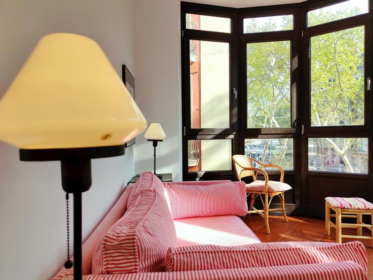 Elegant gestaltetes Wohnzimmer mit moderner Einrichtung in einer Wohnung im Building Carrer dels Tallers - easyflat - 1251728 - BCN in Ciutat Vella, Barcelona Elegant gestaltetes Wohnzimmer mit moderner Einrichtung in einer Wohnung im Building Carrer dels Tallers - easyflat - 1251728 - BCN in Ciutat Vella, Barcelona