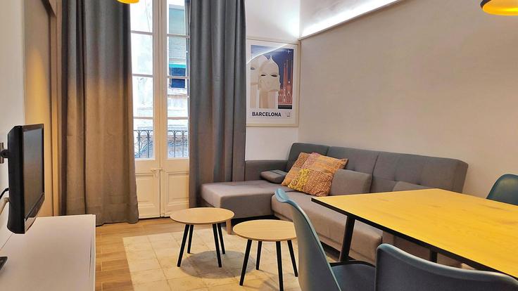 Elegante sala de estar con mobiliario moderno en un apartamento en Building Carrer dels Salvador - easyflat - 1251706 - BCN en Ciutat Vella, Barcelona