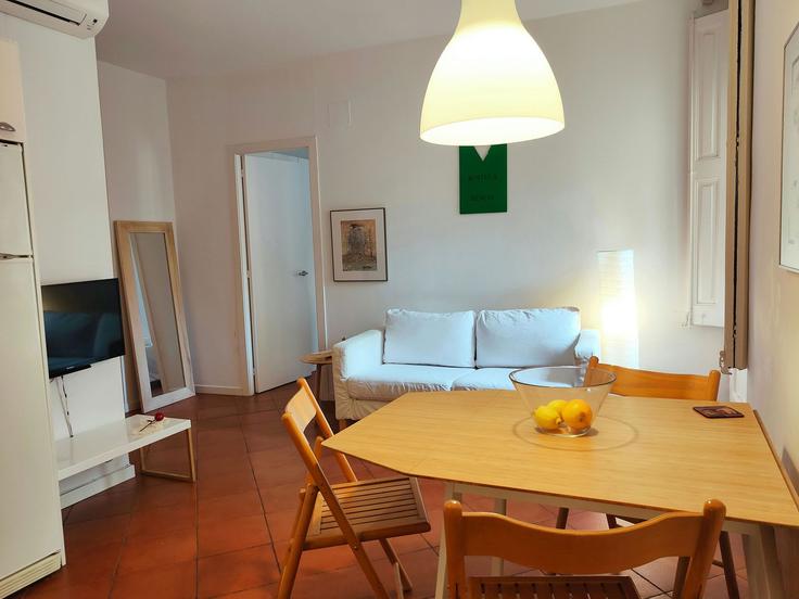 Elegant gestaltetes Wohnzimmer mit moderner Einrichtung in einer Wohnung im Building La Rambla - easyflat - 1251722 - BCN in Ciutat Vella, Barcelona Elegant gestaltetes Wohnzimmer mit moderner Einrichtung in einer Wohnung im Building La Rambla - easyflat - 1251722 - BCN in Ciutat Vella, Barcelona