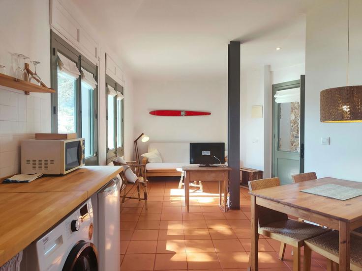 Tamariu TamariuのBuilding Carrer de Aigua Xelida - easyflat - 1251703 - MADのアパートメントにある、モダンな家具を備えたエレガントなデザインのリビングルーム