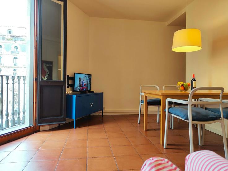 Sala de estar elegantemente projetada com móveis modernos em um apartamento no Building La Rambla - easyflat - 1251704 - BCN em Ciutat Vella, Barcelona