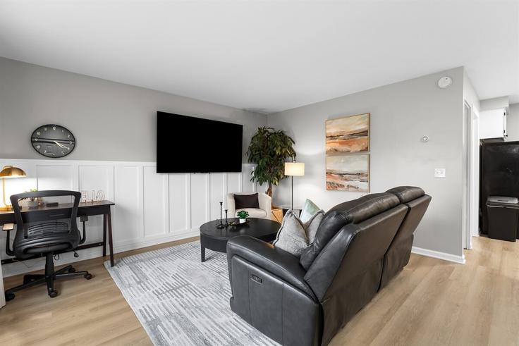 Elegante sala de estar con mobiliario moderno en un apartamento en Building North Avenue - easystay - 1032368 - DTW en Mount Clemens, Mount Clemens