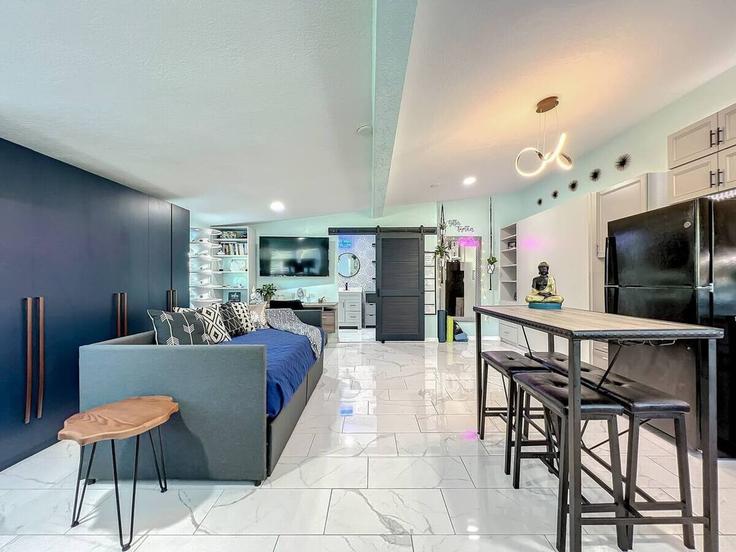 Elegante sala de estar con mobiliario moderno en un apartamento en Building Berwyn Road - ecologic-team - 1094226 - MCO en Orlando, Orlando