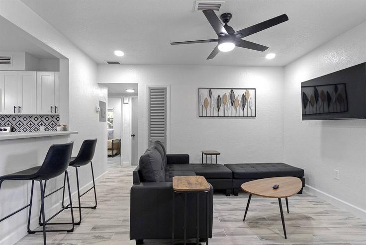 Sala de estar elegantemente projetada com móveis modernos em um apartamento no Building South Lake Formosa Drive - ecologic-team - 1094225 - MCO em Orlando, Orlando Sala de estar elegantemente projetada com móveis modernos em um apartamento no Building South Lake Formosa Drive - ecologic-team - 1094225 - MCO em Orlando, Orlando
