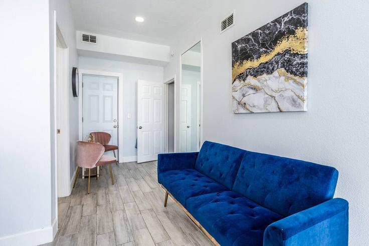 Elegant gestaltetes Wohnzimmer mit moderner Einrichtung in einer Wohnung im Building Loring Place - ecologic-team - 1094233 - MCO in Orlando, Orlando