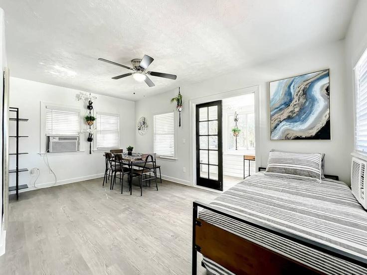 Orlando, Orlando에 위치한 Building Hollenbeck Drive - ecologic-team - 1094230 - MCO 유닛의 세련된 인테리어가 돋보이는 거실 Orlando, Orlando에 위치한 Building Hollenbeck Drive - ecologic-team - 1094230 - MCO 유닛의 세련된 인테리어가 돋보이는 거실