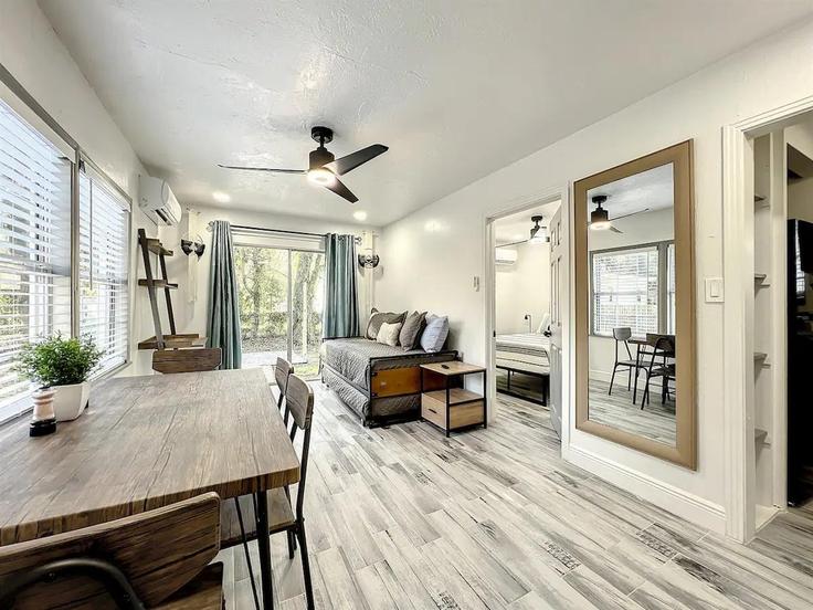 Sala de estar elegantemente projetada com móveis modernos em um apartamento no Building Homeland Street - ecologic-team - 1094239 - MCO em Orlando, Orlando