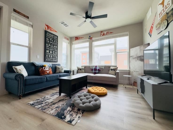 Austin AustinのBuilding Tech Ridge Boulevard - econsult - 1490131のアパートメントにある、モダンな家具を備えたエレガントなデザインのリビングルーム