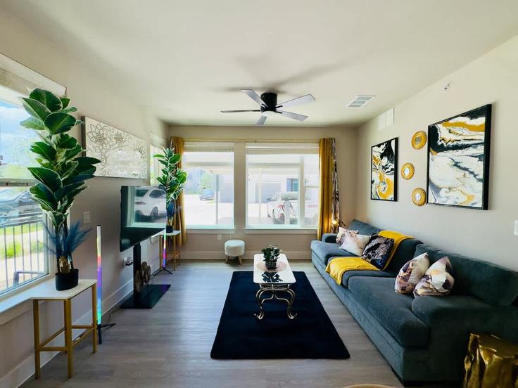 Austin AustinのBuilding Tech Ridge Boulevard - econsult - 1490132のアパートメントにある、モダンな家具を備えたエレガントなデザインのリビングルーム