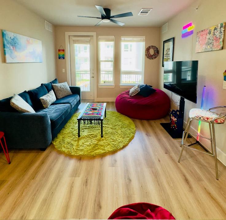 Austin AustinのBuilding Tech Ridge Boulevard - econsult - 1490128のアパートメントにある、モダンな家具を備えたエレガントなデザインのリビングルーム