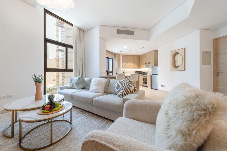 Dubai Al JaddafのBuilding Tariaq Bedon Esm - edens-homes-and-villas - 1639522のアパートメントにある、モダンな家具を備えたエレガントなデザインのリビングルーム