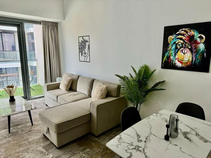 Salle de séjour élégante avec mobilier moderne dans un appartement à Building Street 3 - edora - 1072029 - DXB à Jumeirah Village, Dubai