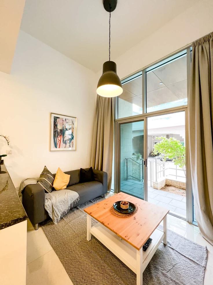 Jumeirah Village, Dubai 소재 Building Street 5 - edora - 1072030 - DXB 유닛에 마련된, 현대적인 가구로 꾸며진 우아한 디자인의 거실