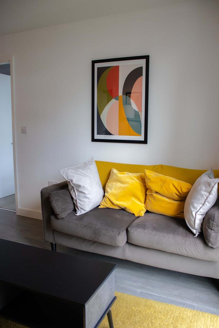 Elegant gestaltetes Wohnzimmer mit moderner Einrichtung in einer Wohnung im Building Talbot Road - effortless-stays - 1541490 in Trafford, Manchester Elegant gestaltetes Wohnzimmer mit moderner Einrichtung in einer Wohnung im Building Talbot Road - effortless-stays - 1541490 in Trafford, Manchester