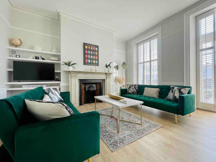 Brighton, Brighton에 위치한 Building Old Steine - eightfold-property - 1627769 유닛의 세련된 인테리어가 돋보이는 거실 Brighton, Brighton에 위치한 Building Old Steine - eightfold-property - 1627769 유닛의 세련된 인테리어가 돋보이는 거실