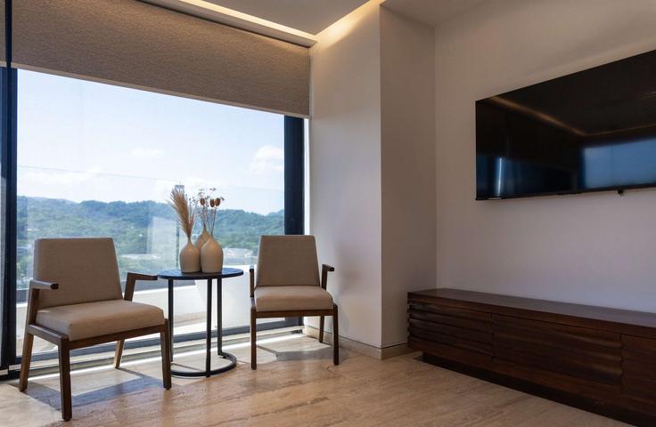 Elegante sala de estar con mobiliario moderno en un apartamento en Building Calle de Cielo - el-cielo-de-sayulita-luxury - 1496971 en Sayulita, Sayulita
