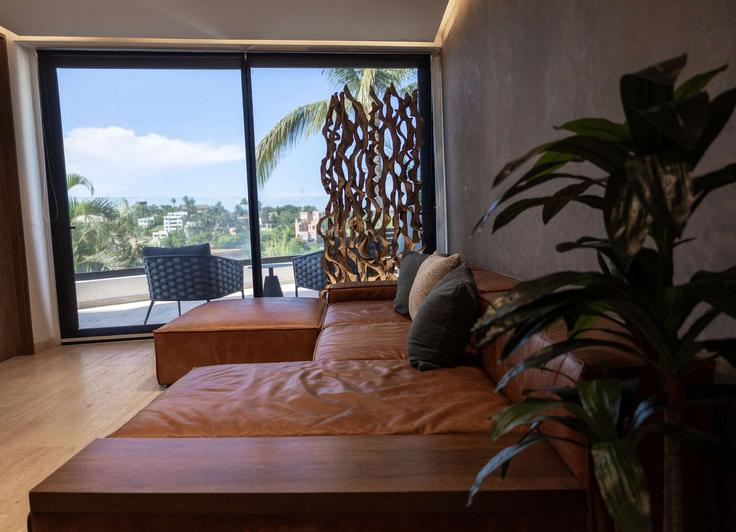 Elegante sala de estar con mobiliario moderno en un apartamento en Building Calle de Cielo - el-cielo-de-sayulita-luxury - 1496970 en Sayulita, Sayulita