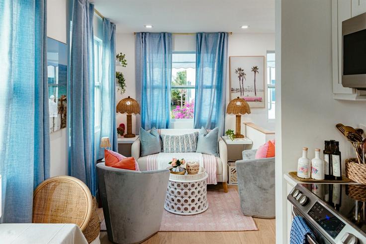 Building 38th Street - electi - 1359739 adresindeki bir dairede modern mobilyalarla zarif bir şekilde tasarlanmış oturma odası West Palm Beach, West Palm Beach Building 38th Street - electi - 1359739 adresindeki bir dairede modern mobilyalarla zarif bir şekilde tasarlanmış oturma odası West Palm Beach, West Palm Beach