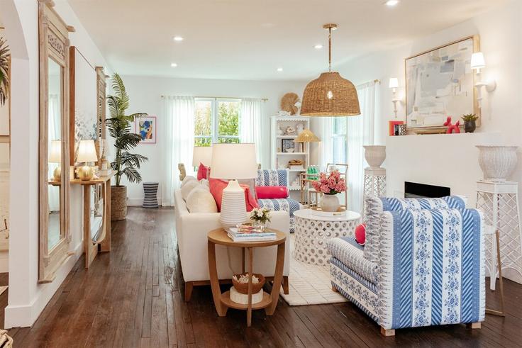 Elegante sala de estar con mobiliario moderno en un apartamento en Building 38th Street - electi - 1378374 en West Palm Beach, West Palm Beach